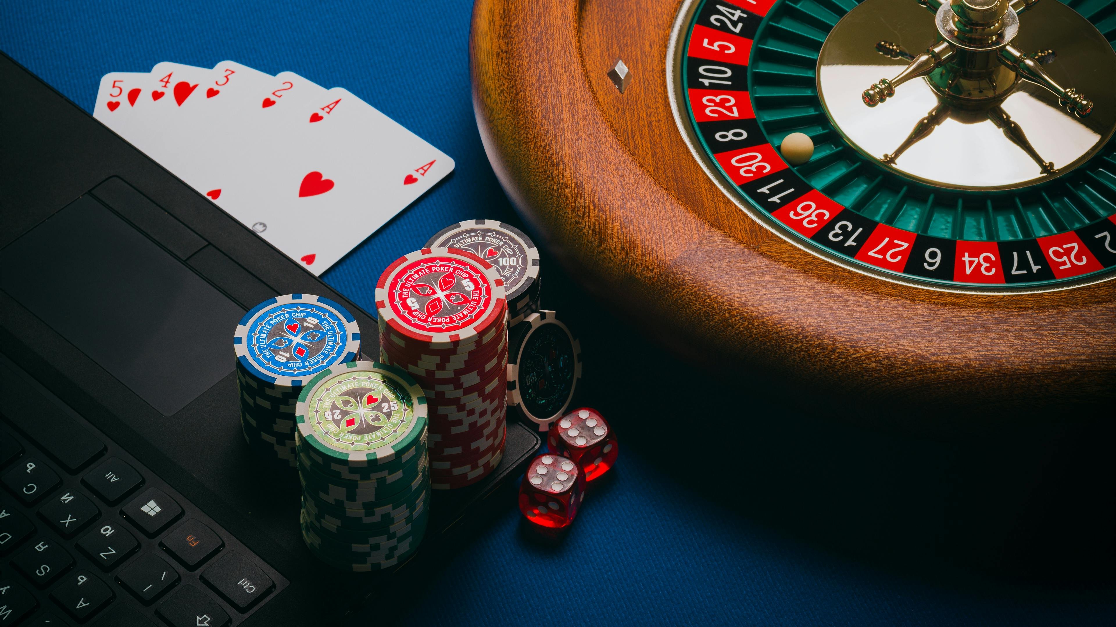 Gaple Online domino tiles displayed on table with player hands and betting interface on cagurbet login